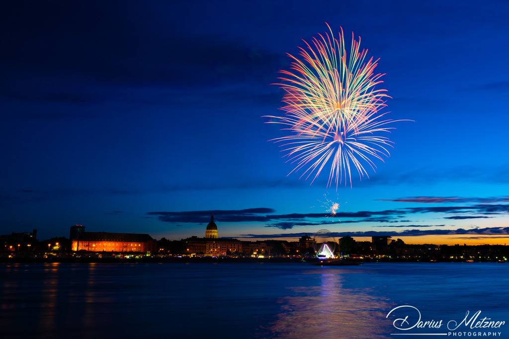 Feuerwerk über Mainz am Rhein | Seit 1968 findet die Mainzer Johannisnacht statt. Das Fest wurde zum 500. Todestages von Johannes Gutenberg ins Leben gerufen. Nachdem die Veranstaltung zweimal ausgefallen war, wurde im Jahr 2022 der Abschluss des Festes mit einem Feuerwerk gefeiert.