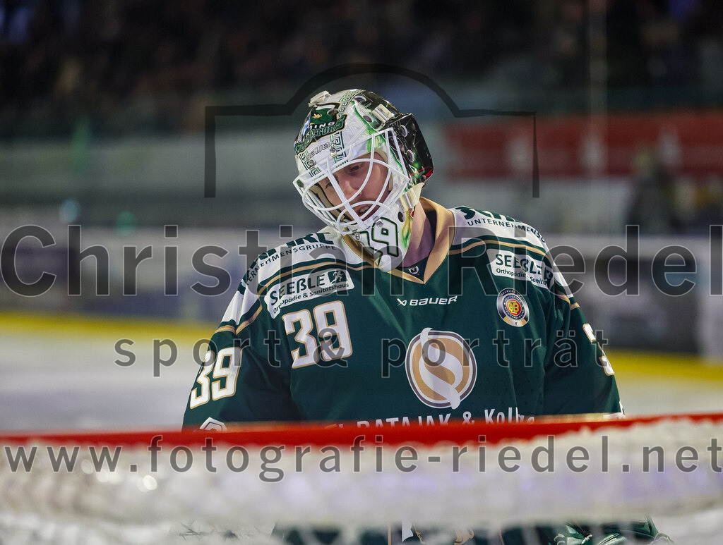 2025-12-23_035_TSV_Erding_gegen_Heilbronner_Falken | Erding, Deutschland, 23.12.2025:Eishockey, Oberliga Süd 2025 / 2026, 29. Spieltag, TSV Erding gegen Heilbronner Falken, Endergebnis: 5:4Torwart Leon Meder (Erding Gladiators, #39)Foto: Christian Riedel / fotografie-riedel.net