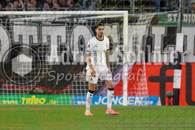 Borussia Mönchengladbach vs SC Freiburg - Bundesliga  | Mönchengladbach, Deutschland, 05.10.25:   Kevin Diks (Borussia Mönchengladbach) schaut waehrend des Spiels der Bundesliga zwischen Borussia Mönchengladbach vs SC Freiburg im Stadion im Borussia Park(Foto von Brauer-Fotoagentur / Adrian Schlueter)