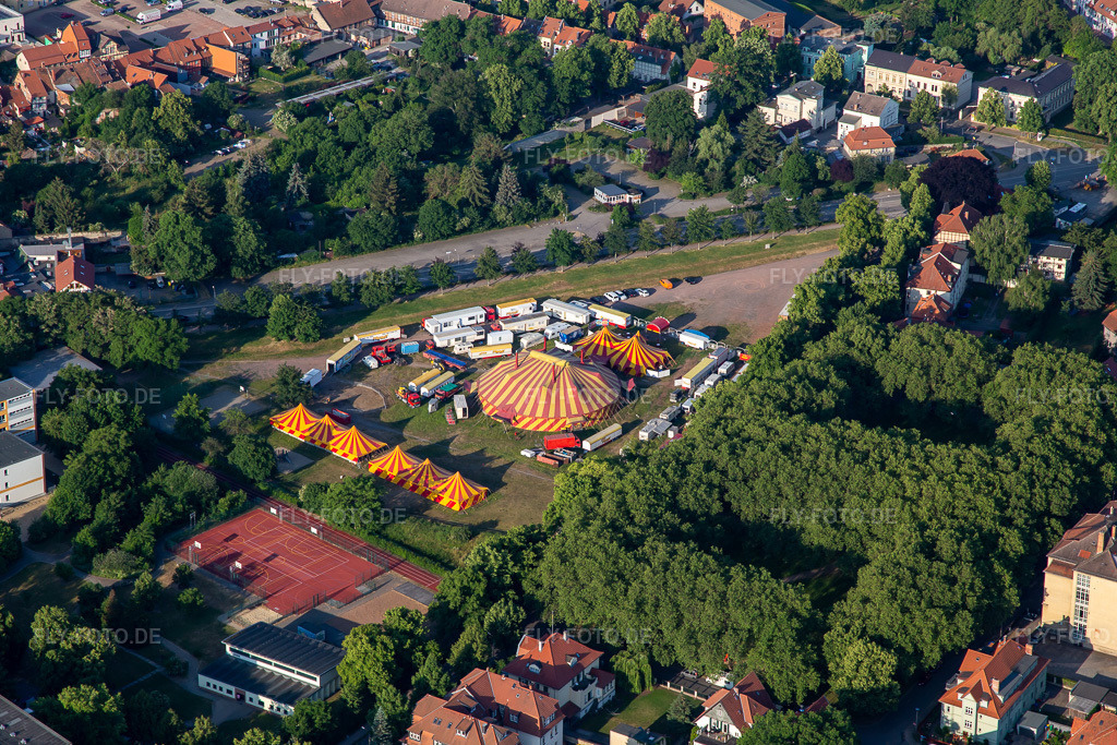 Luftbild: Zirkus An den Fischteichen in Quedlinburg im Bundesland Sachsen-Anhalt in Deutschland. Foto: IMG_136319.jpg vom 15.06.2023 durch Werner Riehm/FLY-FOTO.de