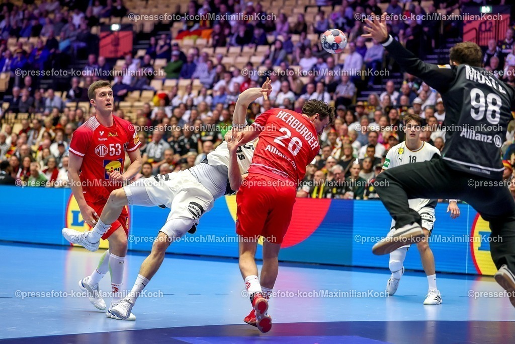 EHF15012602083 | 15.01.2026, Handball, Men's EHF EURO 2026, Deutschland - Östereich, Jyske Bank Boxen in Herning, Dänemark, Preliminary Round:  Miro Schluroff (Germany #05) im Zweikampf gegen   Mykola Bilyk (Austria #53)  Lukas Herburger (Austria #26) 