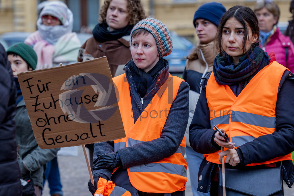 R06_2033 | 29.NOV.24-Protestmarsch gegen Gewalt-Copyright: Katholische Kirche Kärnten/Denk Dich Neu/Trainproduction/Matthias Trinkl