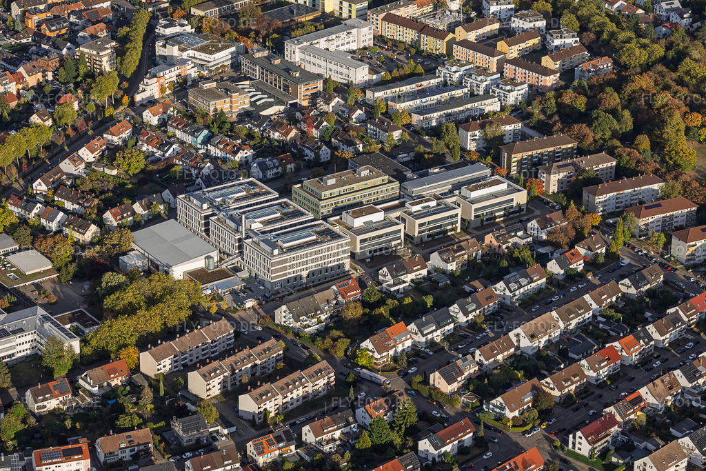 Luftbild: Schulzentrum mit Bertha-von-Sutter-Schule, Albert-Einsterin-Schule und Kreis-Medien-Zentrum in Ettlingen im Bundesland Baden-Württemberg in Deutschland. – Foto: IMG_160009.jpg vom 16.10.2026 durch Werner Riehm/FLY-FOTO.de – Auflösung des Originals: 5591 x 3728 px