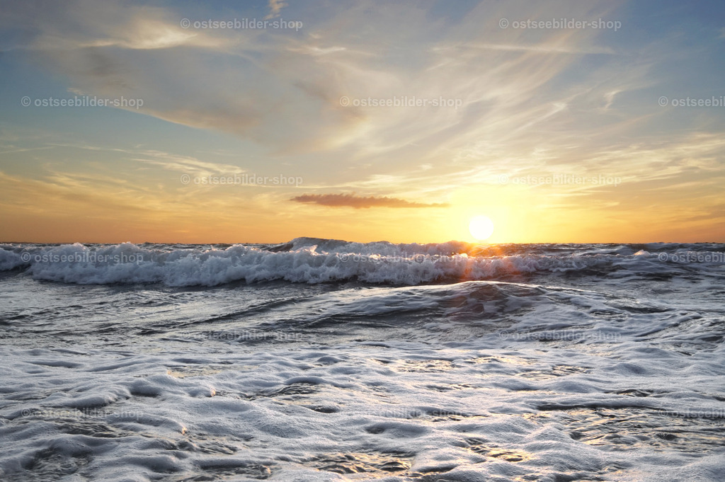 Ostseebrandung am Abend | Die Abendsonne balanciert über die Wellenkämme der Ostsee.