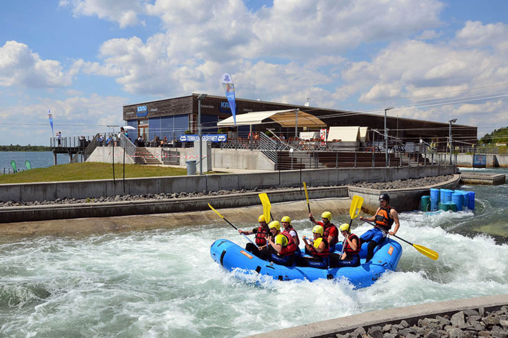 Foto: Leipzig - Markkleeberger See - Wildwasser-Rafting im Kanupark Markkleeberg | Das Team hinter BILDLEXIKON LEIPZIG bündelt historische wie aktuelle Informationen über die Stadt Leipzig in Text und Bild auf einer Plattform und stellt diese der interessierten Öffentlichkeit zur Verfügung.