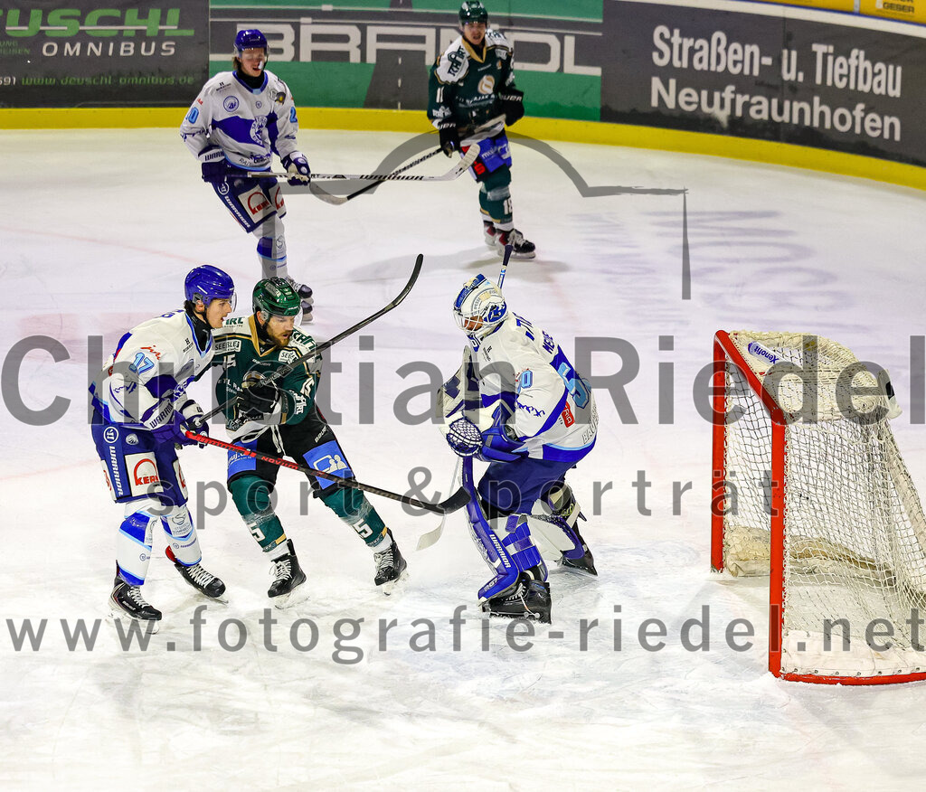 2026-01-23_048_TSV_Erding_gegen_SC_Riessersee | Erding, Deutschland, 23.01.2026:Eishockey, Oberliga Süd 2025 / 2026, 40. Spieltag, TSV Erding gegen SC Riessersee, Endergebnis: 6:5 n.V.Tim Hettich (SC Riessersee, #17), Elias Maier (Erding Gladiators, #15), Torwart Andreas Mechel (SC Riessersee, #50)Foto: Christian Riedel / fotografie-riedel.net