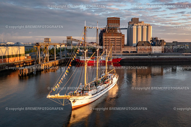 DJI_0079 | 30.09.2022 Drohnenaufnahmen Dt. Schifffahrtstag 2022 Bremen Wendebecken / Weser