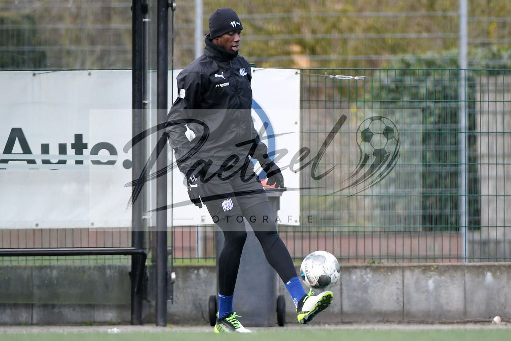 20200302_TRAOSN_0007 | Fussball, Herren: Assan Ceesay (VfL Osnabrueck) in Aktion, am Ball, Einzelaktion waehrend der Trainingseinheit des VfL Osnabrueck im Sportpark Illoshoehe am 02.03.2020 in Osnabrueck, Deutschland. - Realisiert mit Pictrs.com
