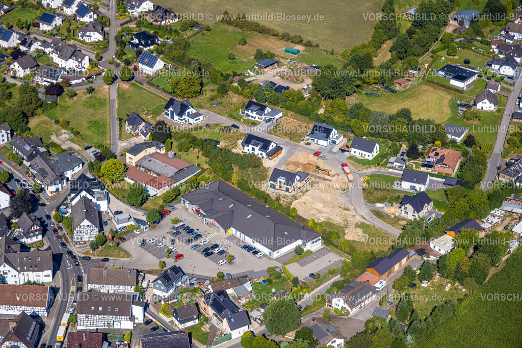 Lennestadt250811585 | Luftbild, Baustelle mit Neubau Wohngebiet Einfamilienhäuser Bockhelle, Penny Supermarkt, Baustelle Elspe, Lennestadt, Sauerland, Nordrhein-Westfalen, Deutschland