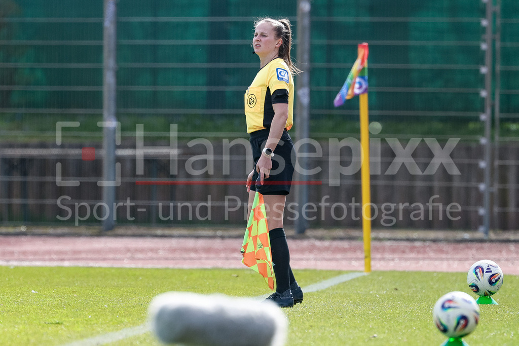 Fussball, Google Pixel Frauen-Bundesliga, SV Werder Bremen - SGS Essen | Schiedsrichter-Assistentin Janika Balzer, DIE DFB-RICHTLINIEN UNTERSAGEN JEGLICHE NUTZUNG VON FOTOS ALS SEQUENZBILDER UND/ODER VIDEOÄHNLICHE FOTOSTRECKEN. DFB REGULATIONS PROHIBIT ANY USE OF PHOTOGRAPHS AS IMAGE SEQUENCES AND/OR QUASI-VIDEO.