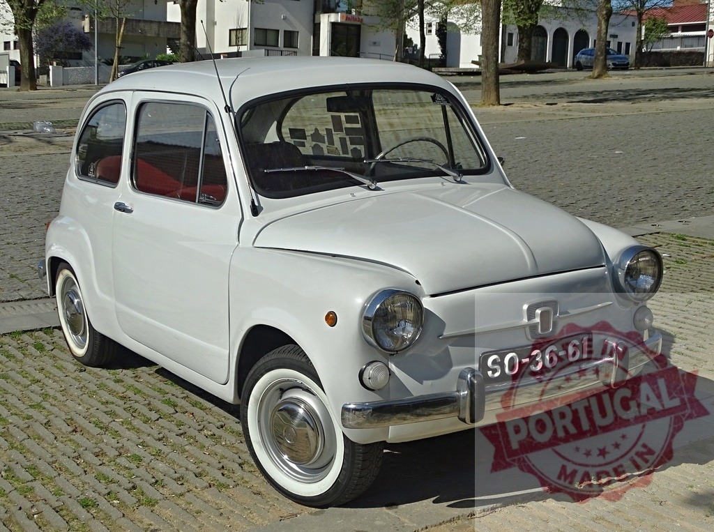 Fiat 600 classic car parked on cobblestone street | Fiat 600 vintage small car standing on a street, representing retro automobile history - Realisiert mit Pictrs.com