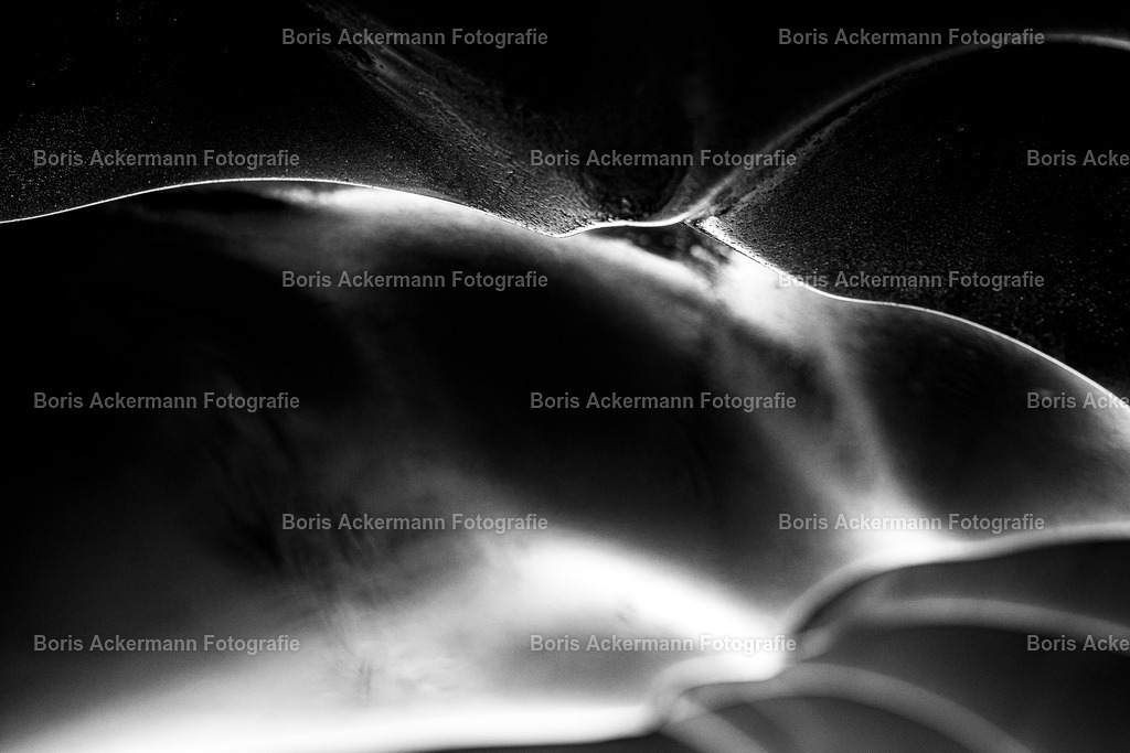 Glacierlove 2 | Das innere eines Gletschers, sensibel und verwundbar. Aufgenommen in einer natürlichen Gletscherhöhle in Saas-Fee auf 3000 Metern.