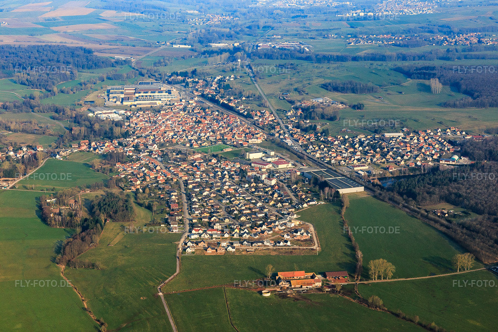Luftbild: Ortsansicht von Südosten in Mertzwiller im Bundesland Bas-Rhin in Frankreich. – Foto: IMG_105368.jpg vom 25.03.2018 durch Werner Riehm/FLY-FOTO.de – Auflösung des Originals: 5472 x 3648 px