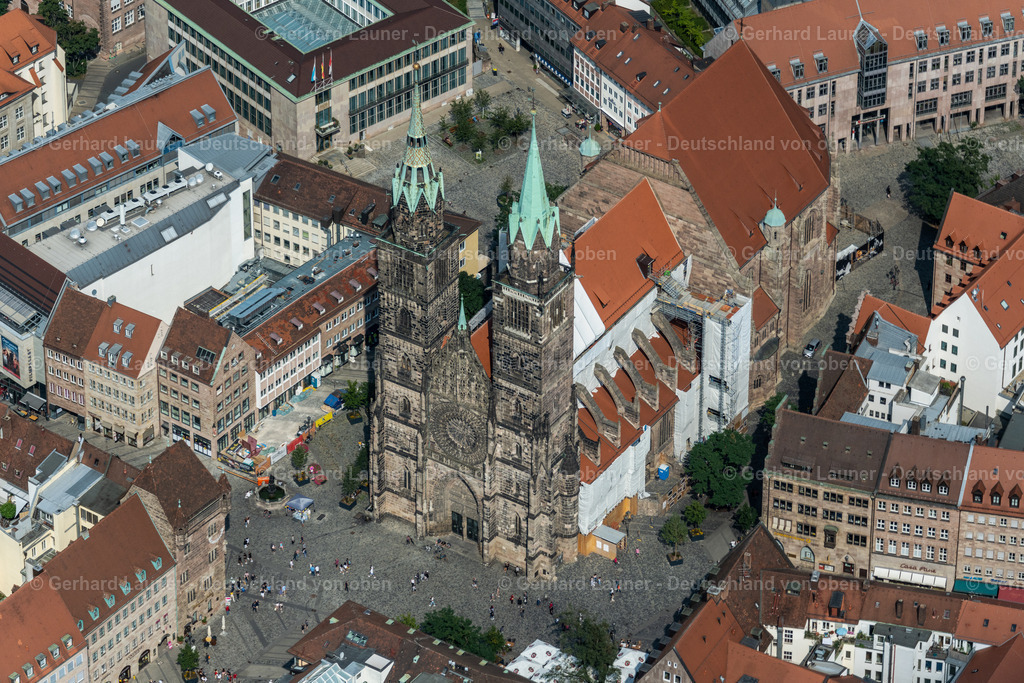 4047354 | NüRNBERG 21.08.2021 Kirchengebäude St. Lorenz - Lorenzkirche am Lorenzer Platz im Altstadt- Zentrum der Innenstadt im Ortsteil Mitte in Nürnberg im Bundesland Bayern, Deutschland. // Church building in St. Lorenz - Lorenzkirche on Lorenzer Platz Old Town- center of downtown in the district Mitte in Nuremberg in the state Bavaria, Germany. Foto: Gerhard Launer