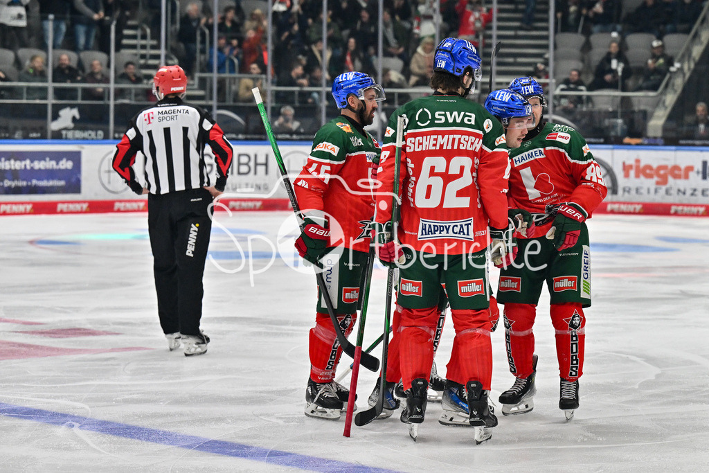 Augsburger Panther - Düsseldorfer EG | Jubel der Panther nach dem Treffer zum 1-0 durch Riley McCOURT (Augsburger Panther #72) / Freude / Happy / Tor / Torschuetze / DEL: Augsburger Panther - Düsseldorfer EG, Curt Frenzel Stadion am 13.12.2024