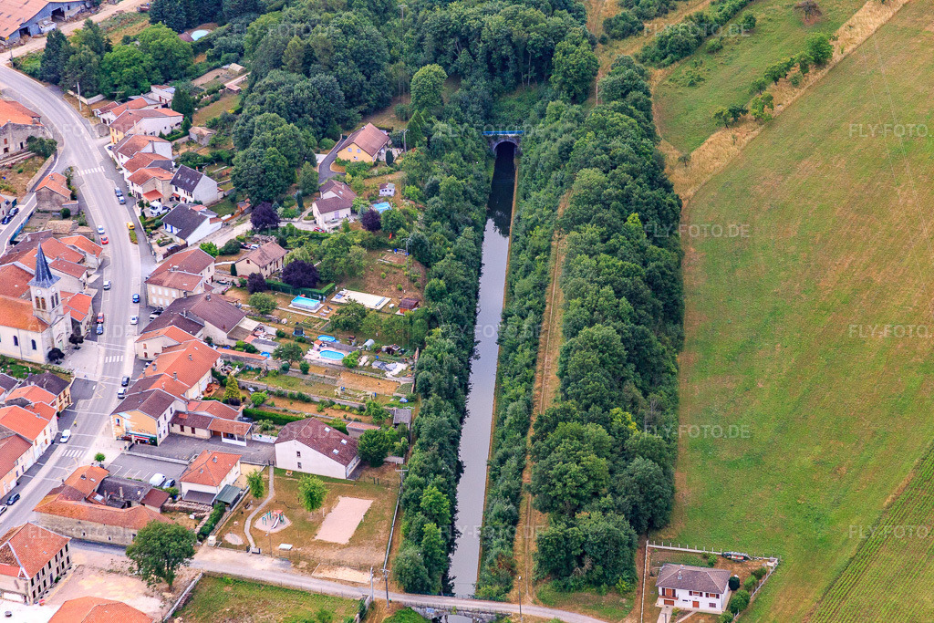 Luftbild: Tunneleingang für den Canal de la Marne au Rhin in Lay-Saint-Remy im Bundesland Meurthe-et-Moselle in Frankreich.Foto: IMG_083533.jpg vom 13.07.2015 durch Werner Riehm/FLY-FOTO.deAuflösung des Originals: 5472 x 3648 px