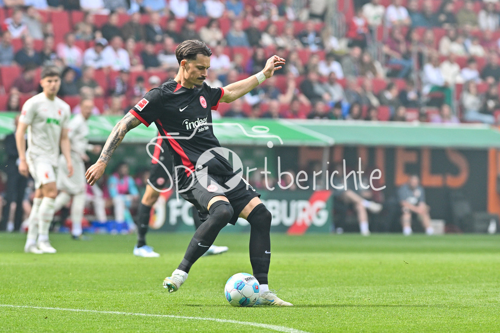 FC Augsburg - SG Eintracht Frankfurt | am BAll Robin KOCH (Eintracht Frankfurt 4) / Einzelfoto / Freisteller / Bundesliga: FC Augsburg - Eintracht Frankfurt, WWK Arena am 20.04.2025