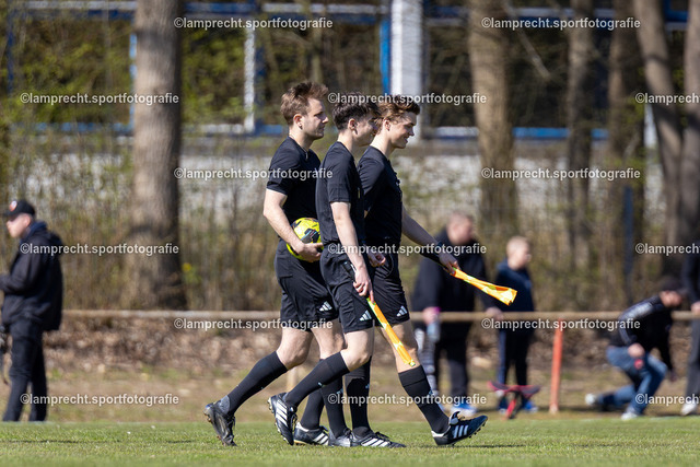 Fußball I Junioren I Saison 2025-2026 I DFB-Nachwuchsliga I 8. Spieltag I JFV Lübeck - 1. FC Magdeburg 03 | v.l. Tom Holsten (Schiedsrichter), Jonas Blomtrath (2. Assistent), May Taylor Opitz (1. Assistent) - Realisiert mit Pictrs.com