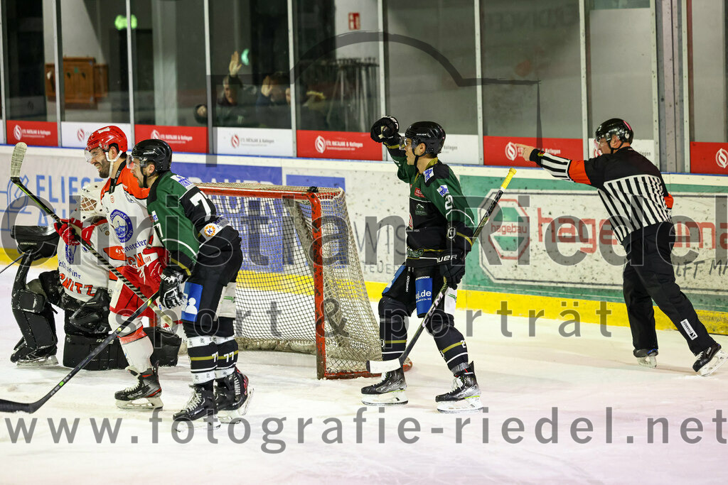 2022-12-02_109_TSV_Erding_gegen_EV_Pegnitz | Erding, Deutschland, 02.12.2022:
Eishockey, Bayernliga 2022 / 2023, 17. Spieltag, TSV Erding gegen EV Pegnitz, Endergebnis: 9:3

Torwart Filip Rieger (EV Pegnitz, #51), Leopold Trautmann (EV Pegnitz, #25), Philipp Michl (Erding Gladiators, #77), Mark Waldhausen (Erding Gladiators, #27)

Foto: Christian Riedel / fotografie-riedel.net