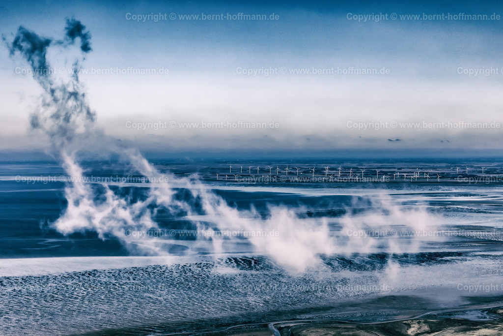 PLB_3739nk2_Wolke_Foehr-N_90x60 | LUFTBILD. Wolke über dem Wattenmeer. __ Kleine Rest-Wolke kurz vor der Auflösung - über dem Wattenmeer am Nordufer der Insel Föhr mit dem Blick zum Festland. __ Anmutung = farbverändert und farbreduziert. - Realisiert mit Pictrs.com
