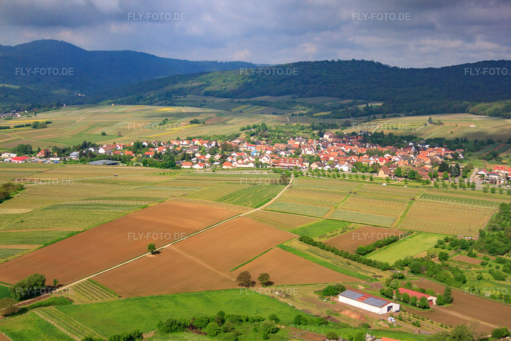 Luftbild: Winzerdorf von Osten im Ortsteil Schweigen in Schweigen-Rechtenbach im Bundesland Rheinland-Pfalz in Deutschland. Foto: IMG_57171.jpg vom 18.05.2013 durch Werner Riehm/FLY-FOTO.deAuflösung des Originals: 4752 x 3168 px