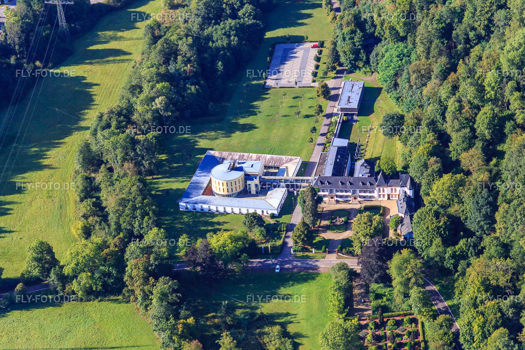 Schloss Dagstuhl mit Leibniz-Zentrum für Informatik,. Schloßgarten und Schlosskapelle https://www.dagstuhl.de/ https://www.gaerten-ohne-grenzen.de/attraktion/schlossgarten-dagstuhl-eae00dd79f | Luftbild: Schloss Dagstuhl mit Leibniz-Zentrum für Informatik,. Schloßgarten und Schlosskapelle https://www.dagstuhl.de/ https://www.gaerten-ohne-grenzen.de/attraktion/schlossgarten-dagstuhl-eae00dd79f im Ortsteil Dagstuhl in Wadern im Bundesland Saarland in Deutschland. Foto: IMG_149755.jpg vom 06.09.2025 durch Werner Riehm/FLY-FOTO.de - Realisiert mit Pictrs.com