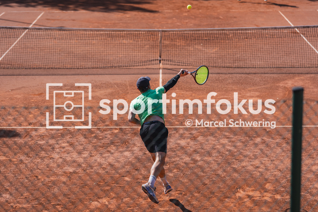 Wuppertaler Tennis-Stadtmeisterschaften | Jan Henri Augustat (Bayer Wuppertal) beim Aufschlag. Herren-Finale der Wuppertaler Tennis-Stadtmeisterschaften, Wuppertal, 09.08.2026. - Realisiert mit Pictrs.com