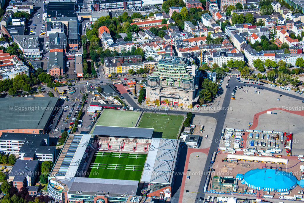 Hamburg_Heiligengeistfeld_Bunker_Baustelle_ELS_3291200922 | HAMBURG 20.09.2022 Sportstätten-Gelände der Arena des Stadion " Millerntor-Stadion " am Harald-Stender-Platz im Ortsteil Sankt Pauli in Hamburg, Deutschland. Weiterführende Informationen bei: Fußball-Club St. Pauli v. 1910 e.V.,  Professor Pfeifer und Partner Ingenieurbüro für Tragwerksplanung GmbH,  SHA Scheffler Helbich Architekten GmbH. // Sports facility grounds of the arena of the stadium "Millerntor- Stadion" in am Heiligengeistfeld in the St. Pauli district in Hamburg, Germany. Further information at: Fussball-Club St. Pauli v. 1910 e.V.,  Professor Pfeifer und Partner Ingenieurbuero fuer Tragwerksplanung GmbH,  SHA Scheffler Helbich Architekten GmbH. Foto: Martin Elsen