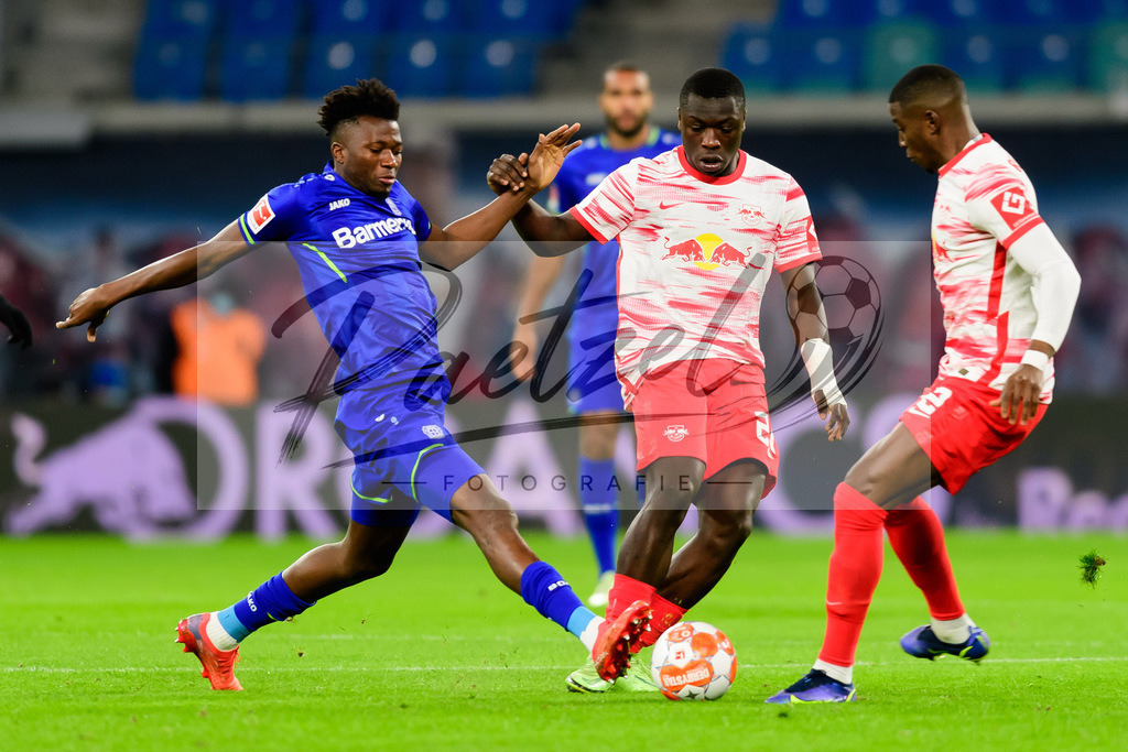 RBLLEV20211128_186 | Fussball, Herren: Edmond Tapsoba (Bayer 04 Leverkusen) und Brian Brobbey (RB Leipzig) im Zweikampf bei dem Spiel der 1. Bundesliga zwischen RB Leipzig und Bayer 04 Leverkusen in der Red Bull Arena am 28.11.2021 in Leipzig, Deutschland.DFB / DFL REGULATIONS PROHIBIT ANY USE OF PHOTOGRAPHS AS IMAGE SEQUENCES AND/OR QUASI-VIDEO. - Realisiert mit Pictrs.com
