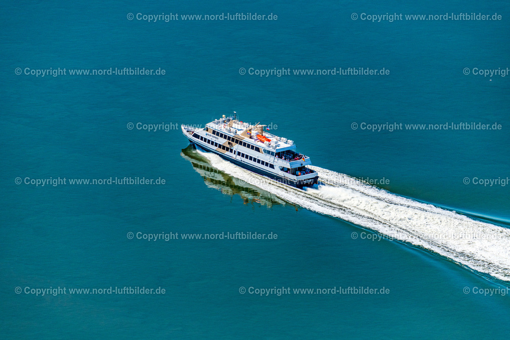 Adler_Express_Adler_Schiffe_ELS_8344130822 | NORDSTRAND 13.08.2022 Passagier- und Fahrgastschiff " Adler Express " in voller Fahrt nähe der Halbinsel Nordstrand im Wattenmeer im Bundesland Schleswig-Holstein, Deutschland. Weiterführende Informationen bei: Adler-Schiffe GmbH &amp; Co. KG. // Passenger ship "Adler Express" at full speed near the peninsula Nordstrand in the Wadden Sea in the state Schleswig-Holstein, Germany. Further information at: Adler-Schiffe GmbH &amp; Co. KG. Foto: Martin Elsen