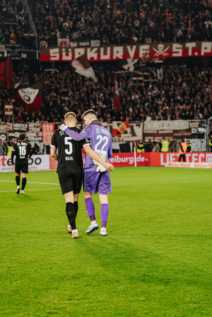 FCS00344 | Der offizielle Shop für FC St. Pauli Fotos. Wähle aus Spielszenen & Fanmomenten dein FCSP Wunschformat. Wir liefern Millerntor-Atmosphäre.