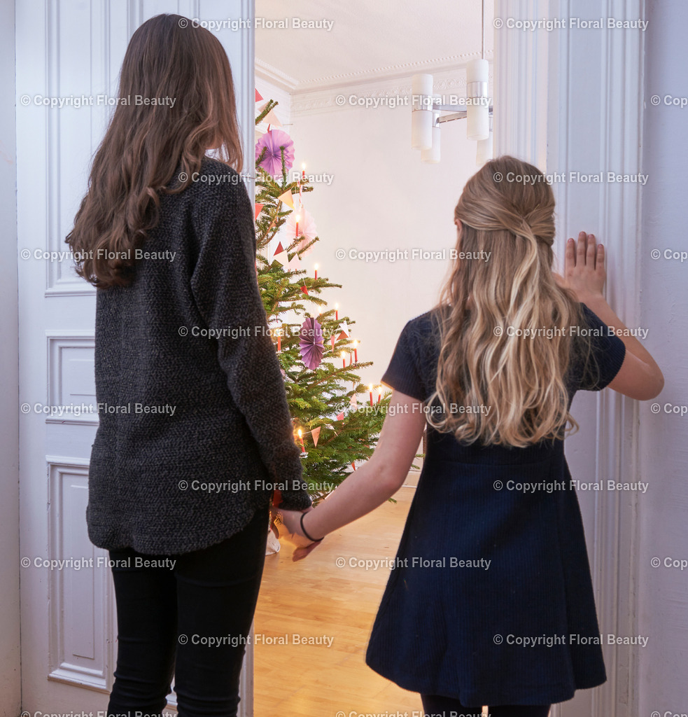 Modern geschmückter Tannenbaum | Kinder schauen heimlich ins Wohnzimmer zum Tannenbaum - Realisiert mit Pictrs.com