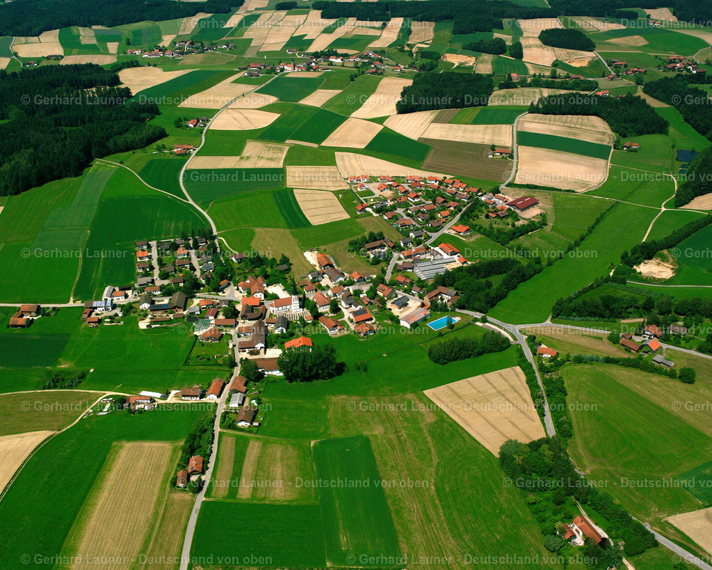 2516127 | ROGGLFING 01.08.2005 Landwirtschaftliche Nutzflächen und Feldgrenzen  umsäumen das Siedlungsgebiet des Dorfes in Rogglfing im Bundesland Bayern, Deutschland // Agricultural land and field boundaries surround the settlement area of the village  in Rogglfing in the state Bavaria, Germany Foto: Gerhard Launer