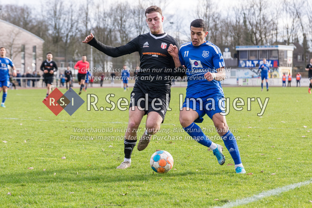 Fußball, Saison 2022/23, Oberliga Hamburg, Niendorfer TSV - FC Türkiye, Sachsenweg (Hamburg), 26.02.2023, 29. Spieltag | Metekaan Yimalz (#55, Türkiye), Amir Ahmadi (#11, NTSV)