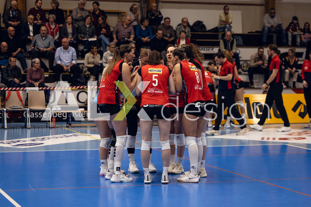 Volleyball I Frauen I Saison 2025-2026 I Volleyball NLA | Women I Round 14 I VC Kanti Schaffhausen - NLZ Volleyball Academy Zürich I 16.01.2026 | VC Kanti Schaffhausen - Spielerinnenkreis - Realisiert mit Pictrs.com