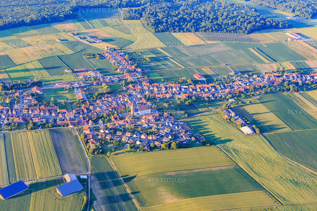Vue aérienne: Vue d'ensemble du village depuis le sud-ouest à Schleithal dans le département Bas Rhin, France – .Photo: IMG_115542.jpg prise le 16/06/2019 par Werner Riehm/FLY-FOTO.eu – Résolution de l'original: 5472 x 3648 px