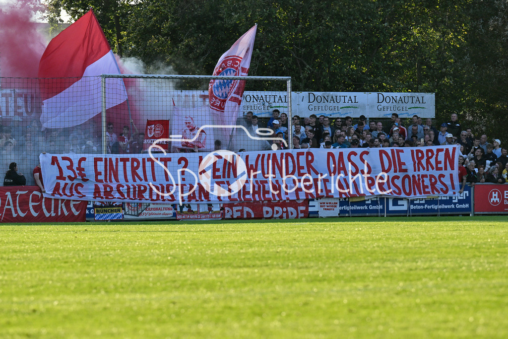 SpVgg Hankofen-Hailing - FC Bayern Amateure | Die Fans der Bayer Amateure protestieren gegen die Hohen Eintrittspreise / Ultras / Spruchband / Regionalliga Bayern: SpVgg Hankofen-Hailing - FC Bayern München II, Maierhofer-Bau Stadion am 20.09.2024