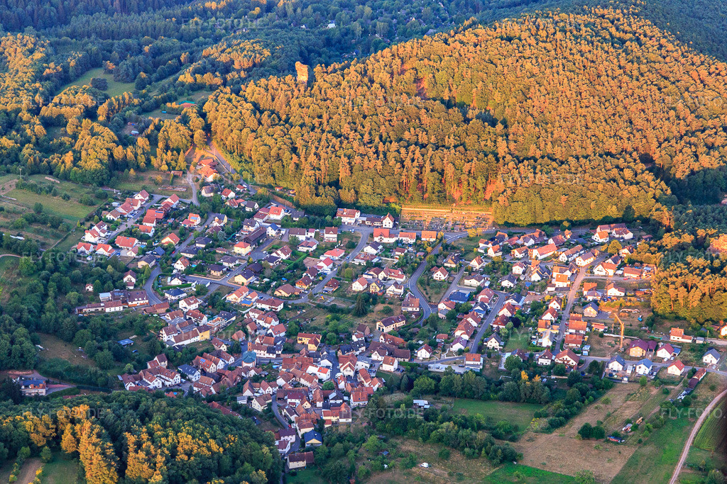 Luftbild: Dorfansicht aus Osten mit Bundsandsteinfels Kriemhildenstein im Ortsteil Gossersweiler in Gossersweiler-Stein im Bundesland Rheinland-Pfalz in Deutschland. Foto: IMG_109669.jpg vom 06.08.2018 durch Werner Riehm/FLY-FOTO.de