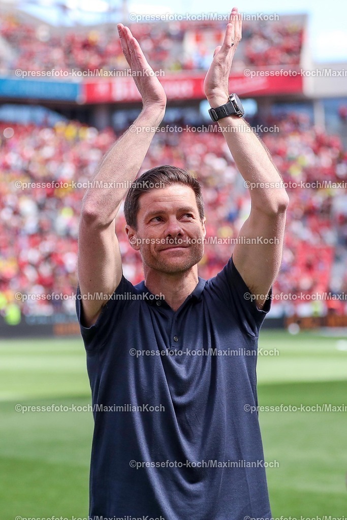 B0411052502218 | 11.05.2025, Fußball, Bayer 04 Leverkusen - Borussia Dortmund, 1. Fußball Bundesliga, 33. Spieltag, BayArena, Saison 2024 2025: Verabschiedung Cheftrainer Xabi Alonso (Bayer 04 Leverkusen Trainer). DFB regulations prohibit any use of photographs as image sequences and or quasi-video.