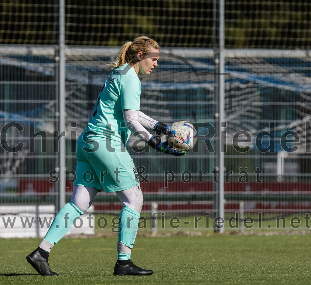 2023-10-21_032_FC_Langengeisling_gegen_TSV_Eching | Erding, Deutschland, 21.10.2023:
Fußball, Bezirksoberliga 2023 / 2024, 8. Spieltag, FC Langengeisling gegen TSV Eching, Endergebnis: 0:0

Torfrau Vicky Mucha (TSV Eching, #1)

Foto: Christian Riedel / fotografie-riedel.net