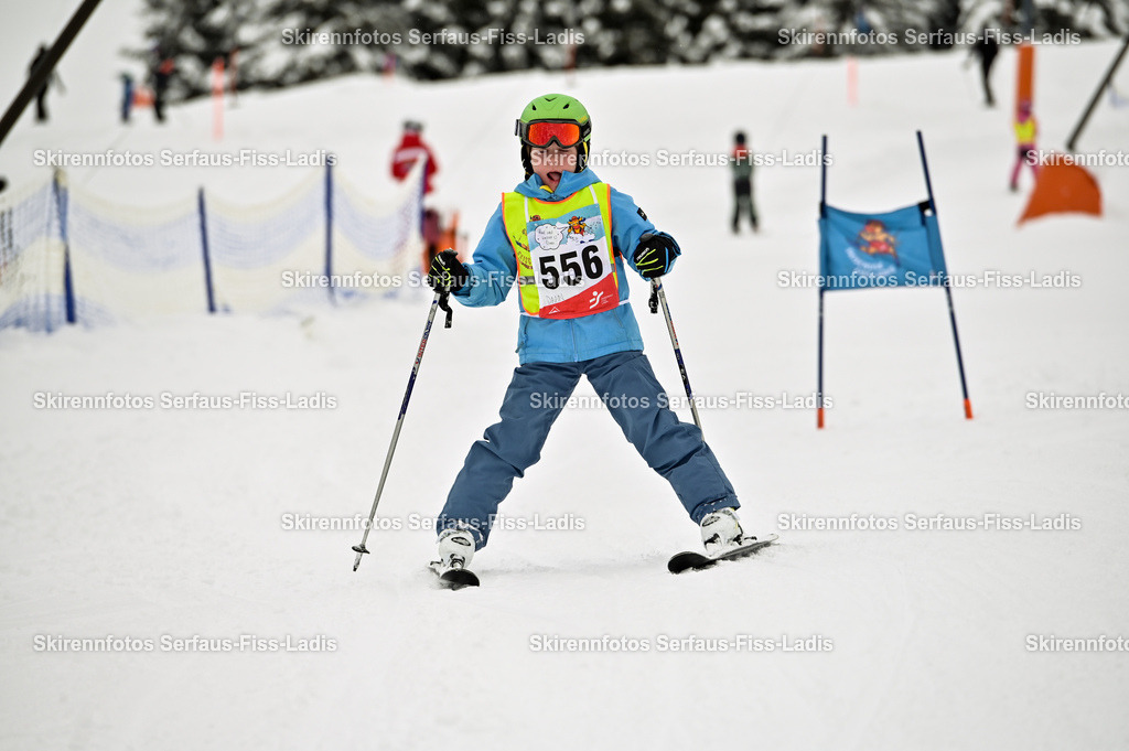 SRF_20.02.2026_0501 | Skirennfotos,Serfaus,Fiss,Ladis,Kinderskirennen,Winter,Tirol,Oberland,skirace,SFL,feelfree,weil wir's genießen,ski,Ski,skifahren,Sonnenplateau, - Realisiert mit Pictrs.com