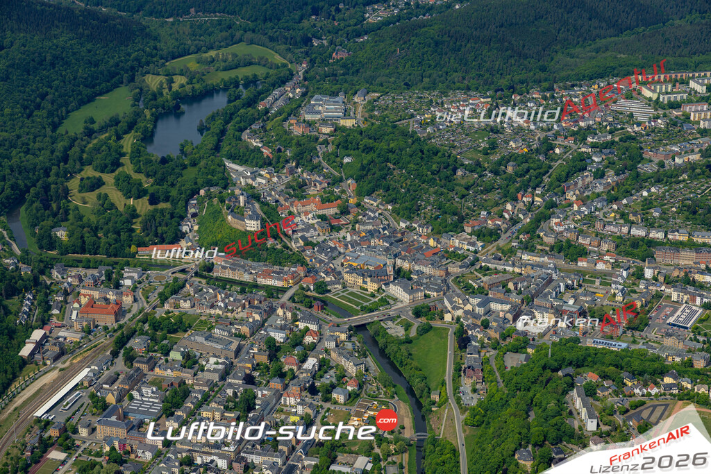 Die Luftaufnahme Greiz - Greiz wurde 2022 vom Flugzeug aus (keine Drohne) erstellt. Hohe Auflösung -für große Poster und Wandbilder geeignet - Garantiert!