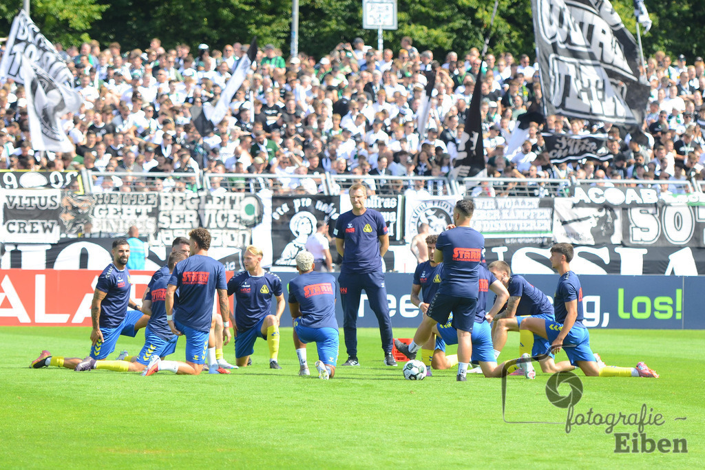SV Atlas-Delmenhorst-Borussia Mönchengladbach | DFB-Pokal 1. Runde;SV Atlas Delmenhorst (gelb)-Borussia Mönchengladbach (schwarz) am 17.08.2025 in Oldenburg (Marschweg-Stadion), Photo: Philip Eiben 2025 - Realisiert mit Pictrs.com