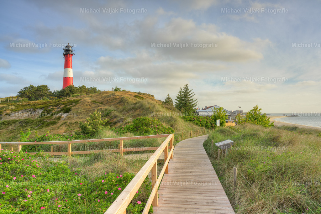 Hörnum am Morgen | Morgens in Hörnum auf Sylt, Blick von einem Holzsteg in Richtung Leuchtturm links und Nordseestrand auf der rechten Seite. - Realisiert mit Pictrs.com