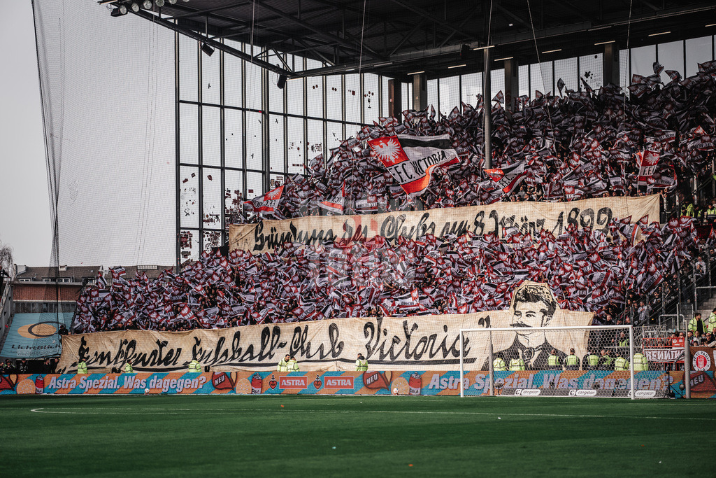 Fußball | Männer | Saison 2025/2026  | Fußball-Bundesliga | 25. Spieltag | FC St. Pauli vs. Eintracht Frankfurt | 08.03.2026 | Choreo der Fans aus Frankfurt Gründung des Clubs am 08 März 1899 Frankfurter Fußball Club Victoria