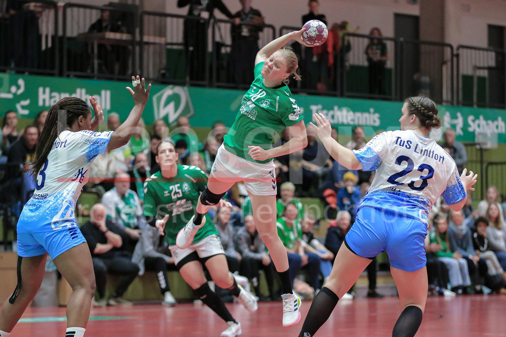 Handball, 2. Bundesliga Frauen, SV Werder Bremen - TuS Lintfort | v.li.: Prudence Kinlend (TuS Lintfort, 3), Denise Engelke (SV Werder Bremen, 18) beim Wurf, am Ball, Spielszene, Aktion, Action und Jana Willing (TuS Lintfort, 23)