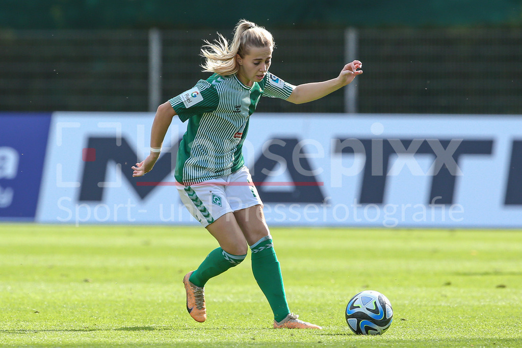 Fussball, Google Pixel Frauen-Bundesliga, SV Werder Bremen - TSG 1899 Hoffenheim | v.li.: Nina Lührßen (SV Werder Bremen, 27) Freisteller, Einzelbild, Ganzkörper, Aktion, Action, Spielszene, DIE DFB-RICHTLINIEN UNTERSAGEN JEGLICHE NUTZUNG VON FOTOS ALS SEQUENZBILDER UND/ODER VIDEOÄHNLICHE FOTOSTRECKEN. DFB REGULATIONS PROHIBIT ANY USE OF PHOTOGRAPHS AS IMAGE SEQUENCES AND/OR QUASI-VIDEO.