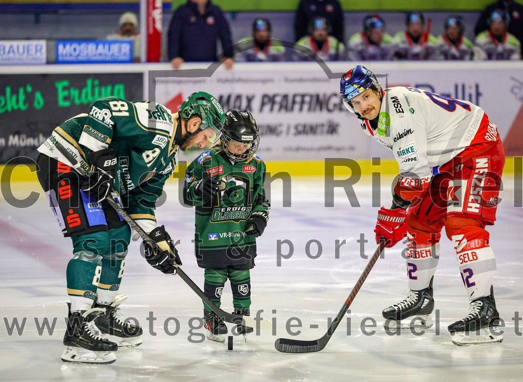 2025-11-16_026_TSV_Erding_gegen_Selber_Woelfe | Erding, Deutschland, 16.11.2025:Eishockey, Oberliga Süd 2025 / 2026, 17. Spieltag, TSV Erding gegen Selber Wölfe, Endergebnis: 3:1Maximilian Forster (Erding Gladiators, #81), Richard Gelke (Selber Wölfe, #92)Foto: Christian Riedel / fotografie-riedel.net