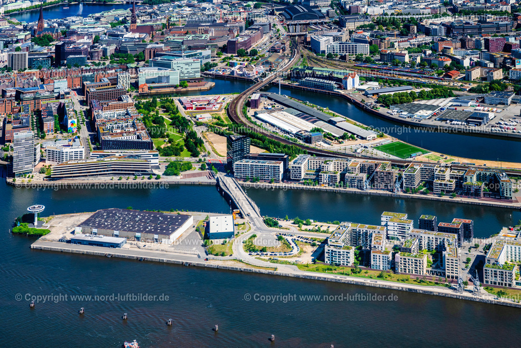 Hamburg_Oper_Oberhafen_Baakenhafen_Hafencity_ELS_0357200625 | HAMBURG 20.06.2025 Baugrundstück neue Oper von Hamburg und Brückenbauwerk entlang " Baakenhafen Brücke " in Hamburg, Deutschland. // Building site for the new Hamburg Opera and bridge construction along " Baakenhafen Bridge " in Hamburg, Germany. Foto: Martin Elsen