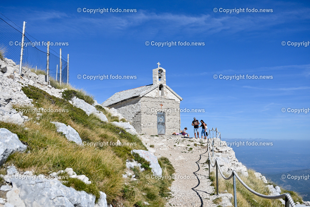 Kroatien_ Biokovo Naturpark_ 13.10.2023-39 | 13.10.2023, Kroatien, HRV, Naturpark Biokovo im Bild Naturpark Biokovo, Skywalk, Sv. Jure, St. George

Der Park erstreckt sich über eine Flaeche von 19.550 Hektar und umfasst einen circa 30 km langen und bis zu 7 km breiten, sich in nordwestlich-suedoestlicher Richtung erstreckenden Teil des Biokovo-Gebirges von Dubci bis nach Gornja Igrane. Er umfasst das Teilgebiete der Staedte Makarska und Vrgorac sowie der Gemeinden Baška Voda, Brela, Podgora, Šestanovac, Tučepi, Zadvarje und Zagvozd. Der Park liegt auf einer Hoehe von 200 bis 1762 m. i. J.; der Sveti Jure (Heiliger Georg) als hoechster Berg des Parks ist zugleich der zweithoechste Gipfel in Kroatien.
Quelle: Wikipedia
